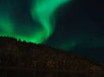 As cores da Aurora reflerem no Yukon River, em Dawson City, no noroeste do Canadá